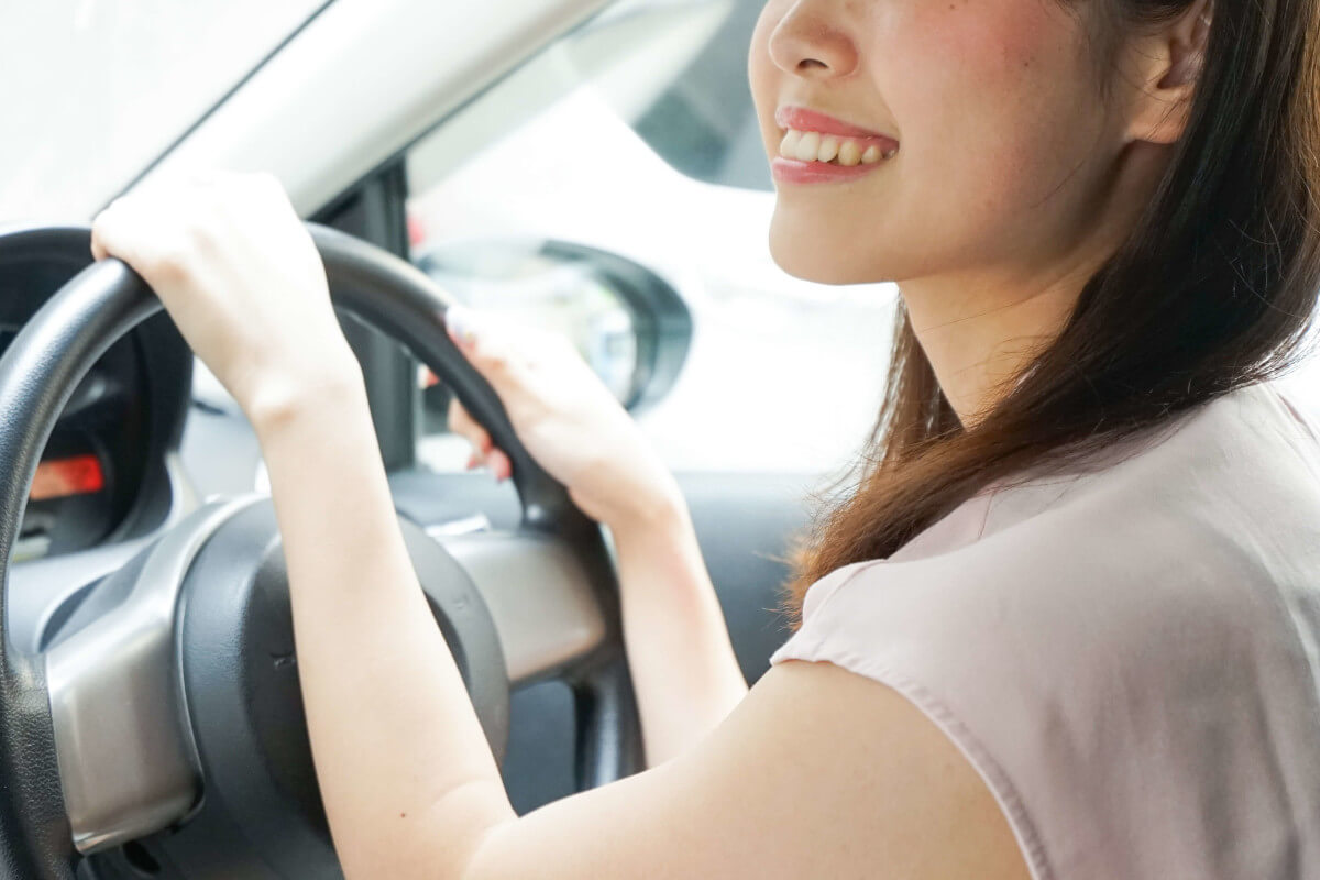 これからドライブを楽しむ女性