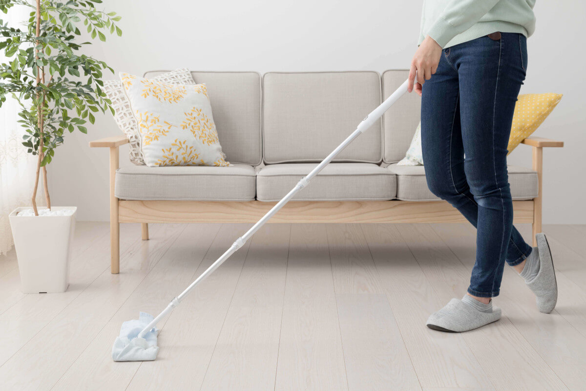 フローリング掃除をする人